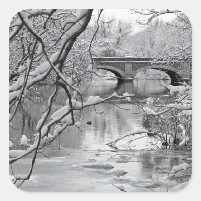 Arch Bridge über Frozen River im Winter Quadratischer Aufkleber (Vorderseite)