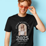 Arch Foto Proud Brother of 2023 Graduate T-Shirt<br><div class="desc">Arch Foto Proud Bruder von 2023 Absolvent. Speziell für Brüder von Studierenden, die ihren Abschluss gerade gemacht haben, mit Stolz zu tragen. Das Foto Ihres Geschwisters ist in einer Bogenform, und das Jahr groß und fett, mit dem Namen des Absolventen. Personalisieren Sie den Text ganz nach Bedarf und ersetzen Sie...</div>