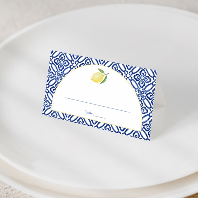 Arch Shape Amalfi Lemon Blue Tile Print Wedding Platzkarte (Modern classic wedding shower place card design featuring an antique azulejo design, arch and lemon)