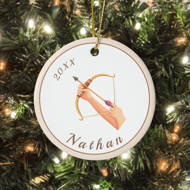Archery Hands Bow & Arrow Name & Year Pastel Cream Keramik Ornament (Von Creator hochgeladen)