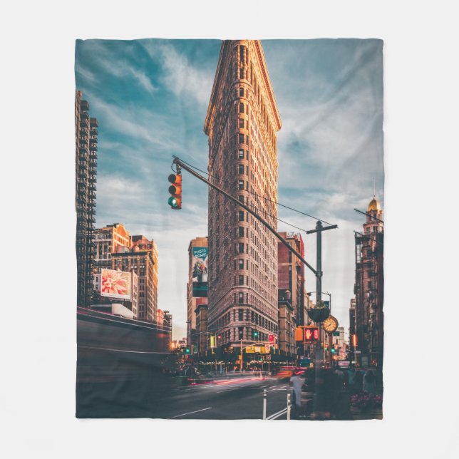 ARCHITECTURAL PHOTOGRAPHY OF BROWN BUILDING FLEECEDECKE (Vorderseite)