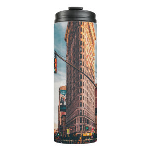 ARCHITEKTURELLE FOTOGRAFIE DES BROWNEN GEBÄUDE THERMOSBECHER
