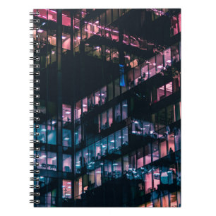 ARCHITEKTURELLE FOTOGRAFIE DES GEBÄUDE MIT MENSCHE NOTIZBLOCK