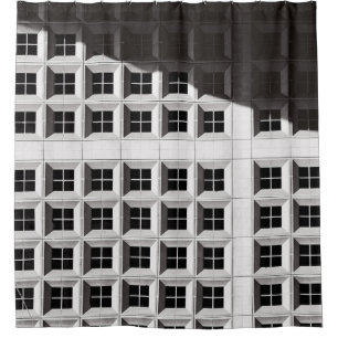 ARCHITEKTURELLE FOTOGRAFIE DES WEISSEN GEBÄUDE DUSCHVORHANG