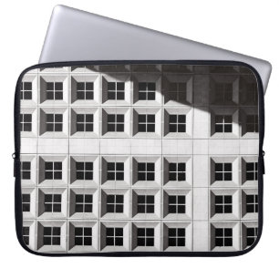 ARCHITEKTURELLE FOTOGRAFIE DES WEISSEN GEBÄUDE LAPTOPSCHUTZHÜLLE