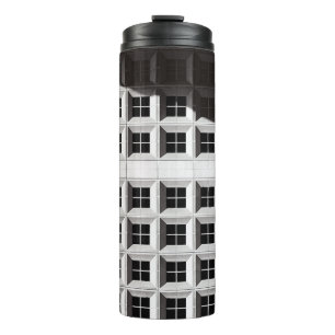 ARCHITEKTURELLE FOTOGRAFIE DES WEISSEN GEBÄUDE THERMOSBECHER