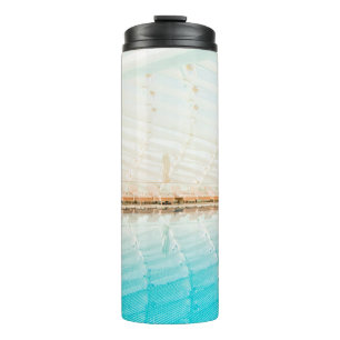 ARCHITEKTURELLE FOTOGRAFIE EINES INNENPOOLS THERMOSBECHER