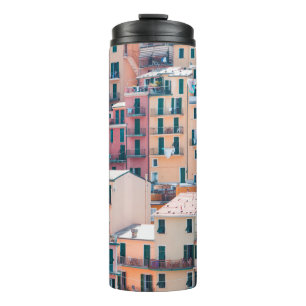 ARCHITEKTURFOTOGRAFIE VON BETONHÄUSERN THERMOSBECHER
