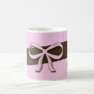 Arcs de rose et de brun et tasse de fleurs