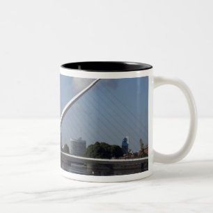Argentinien, Hauptstadt Buenos Aires. Frau Zweifarbige Tasse