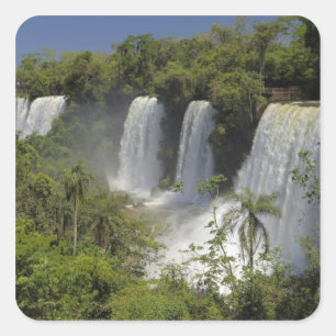 Argentinien, Iguacu-Wasserfälle in der Sonne. Quadratischer Aufkleber