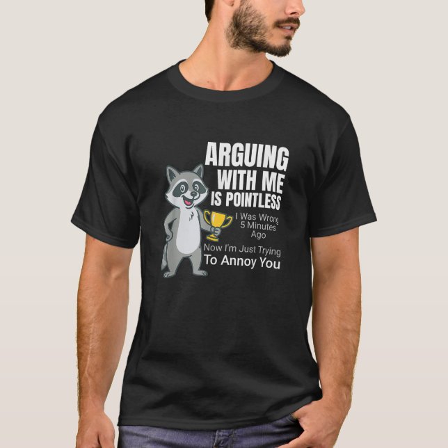 Arguing With Me Is Pointless Cartoon Raccoon Snark T-Shirt (Vorderseite)