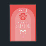 Aries Custom Birthday Zodiac - Foto Modernes Desig Button<br><div class="desc">Personalisieren Sie diese Schaltfläche mit einem Geburtstag und Namen. Ein maßgeschneidertes Design mit dem Tierkreiszeichen - Äries - plus Persönlichkeitsmerkmalen, Information und Konstellation. Eine feurige und energiereiche rot-orange Farbkombination - verbunden mit Aries ist das Hauptdesign hinter allen Zodiac-Details. Ein tolles Geschenk für einen Freund oder einfach nur "Sie" feiern! Aries...</div>