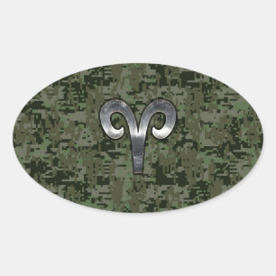 Aries Zodiac Sign auf Woodland Green Digital Camou Ovaler Aufkleber