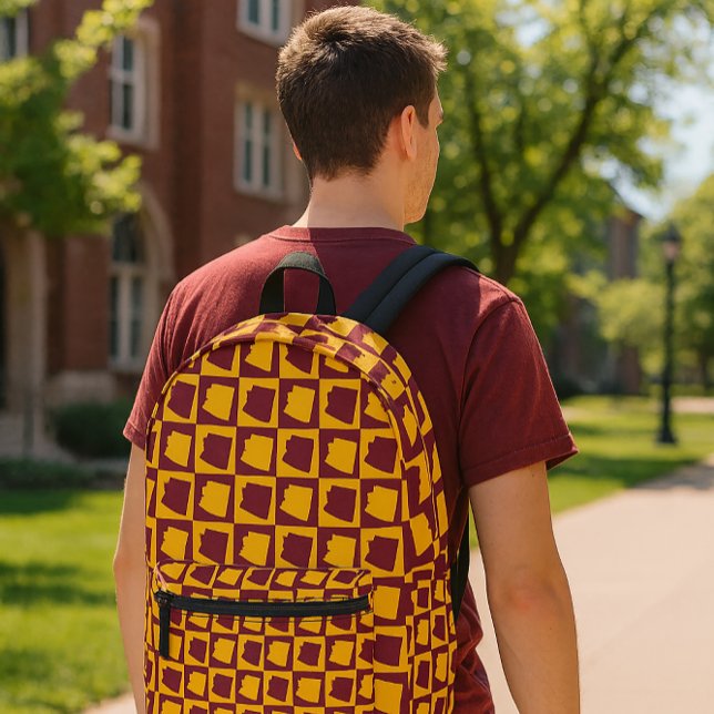 Arizona Checkerboard Maroon and Gold Pattern Bedruckter Rucksack (A backpack with a maroon and gold pattern featuring the US state of Arizona.)