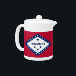 Arkansas State Flag Teapot<br><div class="desc">Informieren Sie sich mit einer Touch Arkansas Stolz über unsere Teekanne mit der Fahne von Arkansas! Dieser charmante Teekessel ist mit dem ikonischen Arkansas-Fahnen-Design geschmückt und zeigt das unverwechselbare Diamant- und Sternmuster vor einem lebendigen Hintergrund in Rot, Weiß und Blau. Es ist eine wunderbare Art, Arkansas' Erbe zu feiern und...</div>