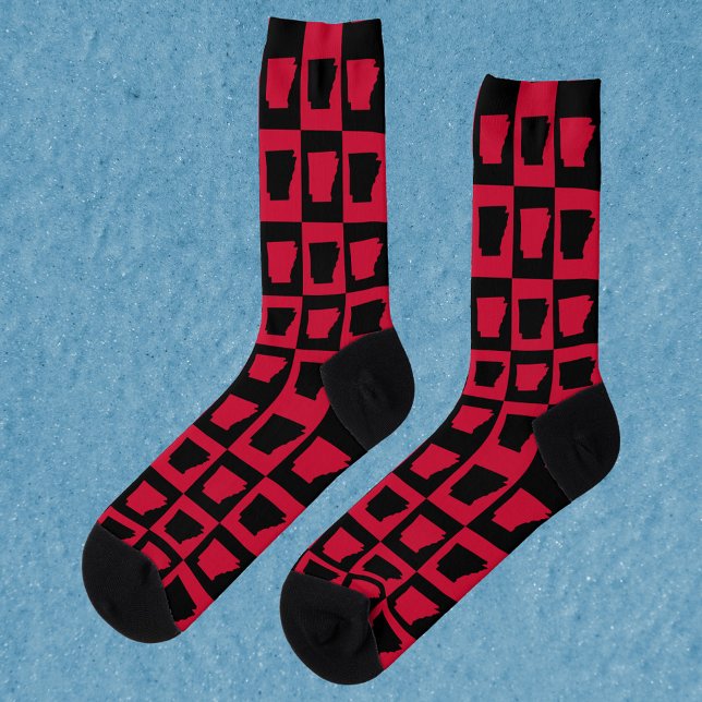 Arkansas US State Check Black and Red Pattern Socken (A pair of socks featuring a red and black pattern of the US state of Arkansas.)