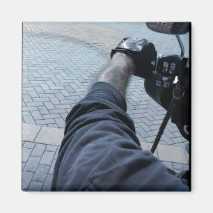 Arm & Hand eines Bikers auf einem Motorrad Magnet