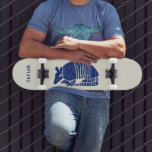 Armadillo Graphic Customized Personalisiert Skateboard<br><div class="desc">Fahren Sie stilvoll mit diesem Skateboard,  das mit Ihrem Namen oder Ihrer eigenen Nachricht personalisiert ist. Enthält eine einfache und mutige Abbildung eines Gürtelbodens in blau vor einem cremefarbenen oder elfenbeinfarbenen Hintergrund.</div>
