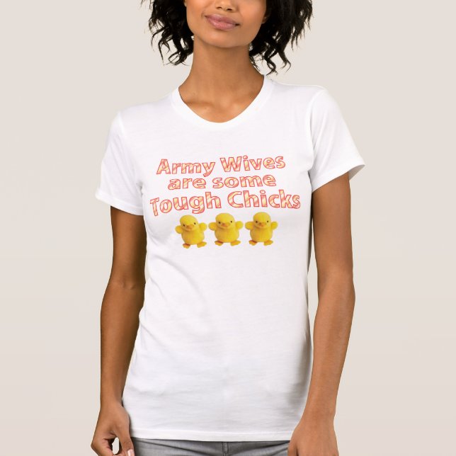 Armee-Ehefrauen sind einige starke Küken T-Shirt (Vorderseite)