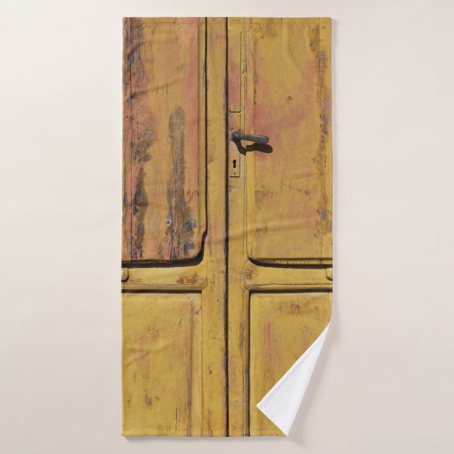 Armoire en bois marron fermé (Serviette de bain)