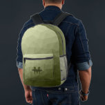 Army Green Light geometrische Maschenmuster Monogr Bedruckter Rucksack<br><div class="desc">Army grünes geometrisches Maschenmuster Monogram Bedruckte Rucksack. Coole Mode Accessoires Tasche für jeden. Army grünes Dreieck geometrisches Netz mit Licht bis dunkel ombre Farbverlauf Design. Erstellen Sie einen einzigartigen und personalisierten Rucksack mit einer benutzerdefinierten Touch! Modernes Monogramm mit Ihrem Initial und Ihrem Namen für diesen persönlichen Flair.</div>