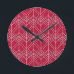 Art Deco Diamonds Runde Wanduhr<br><div class="desc">Diese Uhr hat ein kunstvolles Deko-Design von überlappenden Diamantformen in Silber auf einem weinroten Feld.</div>