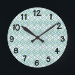 Art Deco Diamonds Runde Wanduhr<br><div class="desc">Diese Wanduhr hat ein kunstvolles Deko-Design von überlappenden Diamanten in Verditer (grün) und Blau auf einem Weiß.</div>
