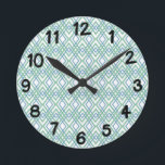 Art Deco Diamonds Runde Wanduhr<br><div class="desc">Diese Wanduhr hat ein kunstvolles Deko-Design von überlappenden Diamanten in Verditer (grün) und Blau auf einem Weiß.</div>