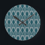 Art Deco Domes Runde Wanduhr<br><div class="desc">Diese Uhr hat ein Design aus Kuppeln und vertikalen Linien in Silber auf einem Feld von blau.</div>