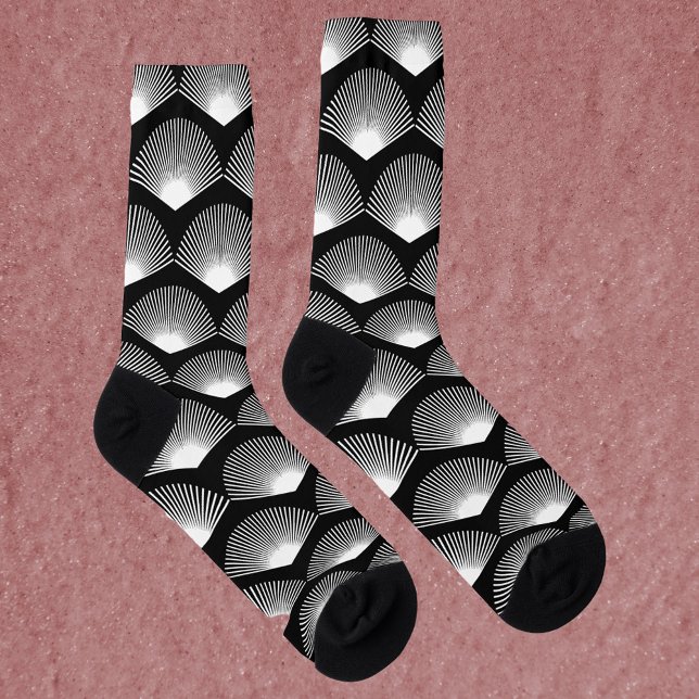Art Deco Fan Weiß Muster Schwarz Socken (A pair of socks with an art deco white fan pattern on a black background)