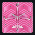 Art-Deco-Flugzeug, Fuchsia und Pastellrosa Quadratische Wanduhr<br><div class="desc">Uhren in einem Art-Déco-inspirierten Konzept eines futuristischen Flugzeug,  in einem gestreiften,  seidigen Gefälle von tiefer Fuchsia zu pastellrosa,  auf einem tiefen Fuchsienrosa,  Deko Hintergrund</div>