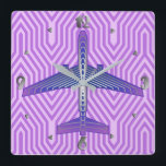 Art Deco Flugzeug, Violet Lila und Silver Grau Quadratische Wanduhr<br><div class="desc">Uhr in einem Art-Déco-inspiriert Konzept eines futuristischen Flugzeug,  in einem gestreiften,  seidigen Farbverlauf von lila bis tiefviolett lila,  mit Bändern von silber grau / grau,  auf einem pastellfarbenen Lila und Orchid,  Deko Hintergrund</div>