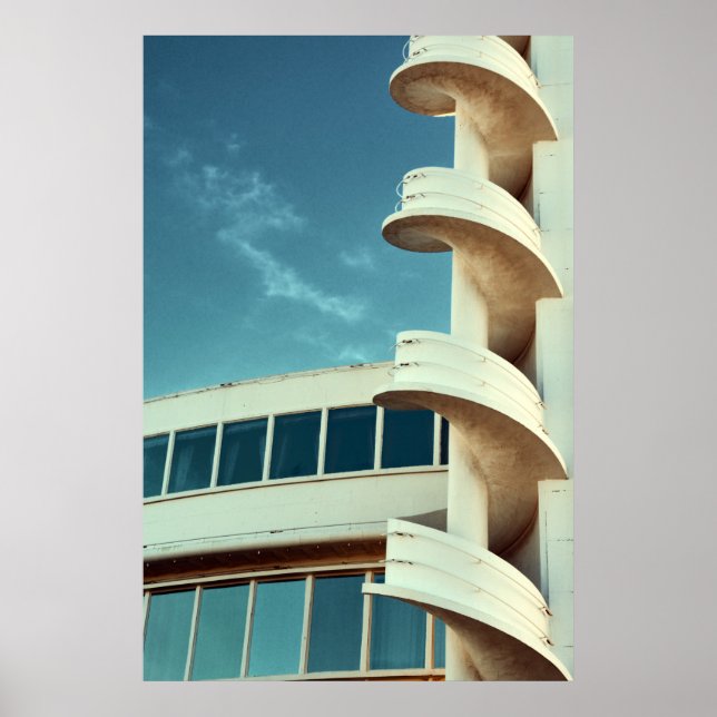 Art-Deco-Gebäude mit Wendeltreppe Poster (Vorne)