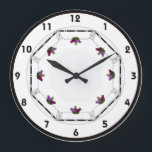 Art Deco Große Wanduhr<br><div class="desc">Teil der HoMeArts "Art Deco Trauben" Serie von Geschirr, Tischwäsche, Kissen & mehr, diese schöne Wanduhr wird für Jahre geschätzt, da sie stolz in Ihrer Küche (oder in jedem anderen Zimmer) hängt. Diese Uhr ist mit großen, leicht lesbaren Ziffern geschmückt, mit einem ausgeklügelten, originellen Art-Déco-inspirierten Design, das schlichte Ränder aus...</div>