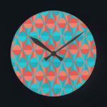 Art-Deco-Kreise und Dreiecke Runde Wanduhr<br><div class="desc">Diese Uhr hat ein Deko-Design von zweifarbigen orangefarbenen und aquamarinen Kreisen innerhalb zweifarbiger orangefarbener und aquamariner Dreiecke.</div>