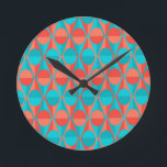 Art-Deco-Kreise und Dreiecke Runde Wanduhr<br><div class="desc">Diese Uhr hat ein Deko-Design von zweifarbigen orangefarbenen und aquamarinen Kreisen innerhalb zweifarbiger orangefarbener und aquamariner Dreiecke.</div>
