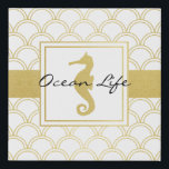 Art Deco Ocean Wave Patten Gold Glitzer Seepferd Künstlicher Leinwanddruck<br><div class="desc">Dieses Design zeichnet sich durch ein Seepferd mit einem goldenen Effekt Meereswellen-Muster aus. Das Küstenstreifen im Art-Déco-Stil macht ein modernes und einzigartiges Imitat-Leinwand mit personalisiertem Text.</div>