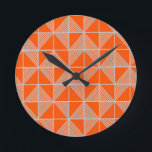 Art Deco Puzzle Runde Wanduhr<br><div class="desc">Diese Uhr hat ein Art Deko-Design von Quadraten in der Hälfte durch diagonale Linien von Silber geteilt. Die Quadrate werden dann auf einem orangefarbenen Feld zusammengefügt.</div>