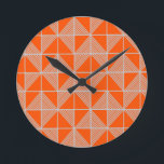Art Deco Puzzle  Runde Wanduhr<br><div class="desc">Diese Uhr hat ein Art Deko-Design von Quadraten in der Hälfte durch diagonale Linien von Silber geteilt. Die Quadrate werden dann auf einem orangefarbenen Feld zusammengefügt.</div>