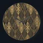 Art Deco Rodelbahn mit Aussicht Große Wanduhr<br><div class="desc">Art Deco Muster. Nahtloser Schwarz-Gold Hintergrund. Metallische Muscheln oder Waagen zieren in Rhombus. Minimalistische geometrische Konstruktion. Vintage Linien. Motive aus den 1920-30er Jahren. Luxuriöses Vintages Flickwerk. Art Deco Muster - Schwarz und Gold Eleganz. Genießen Sie die luxuriösen Vintagen Farben. Treten Sie ein in die Opulenz von Deko Schwarz und Gold....</div>