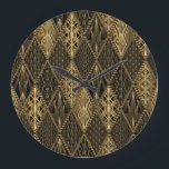 Art Deco Rodelbahn mit Aussicht Große Wanduhr<br><div class="desc">Art Deco Muster. Nahtloser Schwarz-Gold Hintergrund. Metallische Muscheln oder Waagen zieren in Rhombus. Minimalistische geometrische Konstruktion. Vintage Linien. Motive aus den 1920-30er Jahren. Luxuriöses Vintages Flickwerk. Art Deco Muster - Schwarz und Gold Eleganz. Genießen Sie die luxuriösen Vintagen Farben. Treten Sie ein in die Opulenz von Deko Schwarz und Gold....</div>