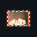 Art Deco Rote Koralle Dragonfly Leinwanddruck<br><div class="desc">Eine atemberaubende Rote Libelle,  die auf rosa blühendem Sedum sitzt und mit einer Milchschokolade und rosa gemustertem Hintergrund getaucht ist. Moderner und stilvoller Zuhause-Akzent.</div>