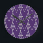 Art Deco Runde Wanduhr<br><div class="desc">Diese Uhr hat ein Art Deko-Design von Diamanten in Silber auf einem Feld von blau.</div>