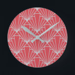 Art Deco  Runde Wanduhr<br><div class="desc">Diese Uhr hat ein Art-Déco-Design von Diamanten und Dreiecken in Silber auf einem Feld der Bordeaux.</div>