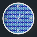 Art Deco Tapete Muster - Kobalt blau und weiß Wanduhr<br><div class="desc">Vintage Tapeten im Art-Déco-Stil mit Fliesen,  türkisfarbene,  weiße und aquamarine Farbtöne mit solidem kobaltblauen Hintergrund</div>