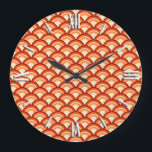 Art-Deco-Wellenmuster - Mandarine orange Große Wanduhr<br><div class="desc">Ein Art-Déco-Muster,  das auf dem traditionellen Wellenmuster basiert,  das in japanischen Textilien häufig vorkommt,  in blasser bis tiefer Mandarine Orange mit Rost</div>