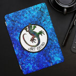 Art Gecko iPad Pro Cover<br><div class="desc">Art Gecko Dieses Gehäuse ist mit einer schönen, funkelnden, vielfarbigen Gecko-Silhouette in einem Kreis dekoriert. Der Hintergrund ist ein blaues Glitzer, das an das Wasser erinnert. Das lustige Sprichwort "Art Gecko" ist ein Verweis auf "Art Deco", können Sie es anpassen, wie Sie gewollt.</div>