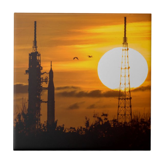Artemis Moon Rocket bei Morgendämmerung Fliese (Vorderseite)