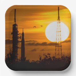 Artemis Moon Rocket bei Morgendämmerung Pappteller